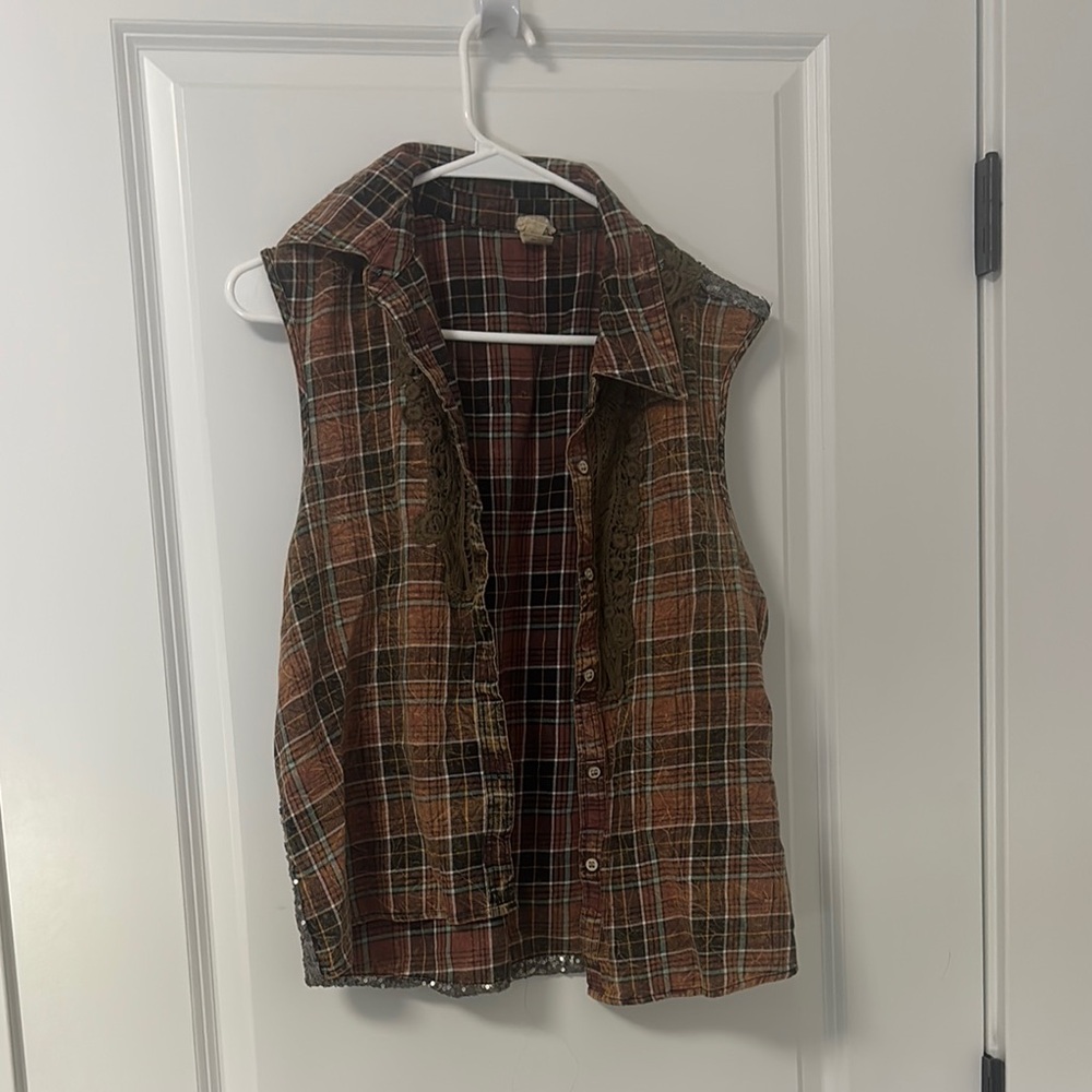 Used condition Plaid Sleeveless Button-Up Shirt. Gimmicks by BKE, size medium